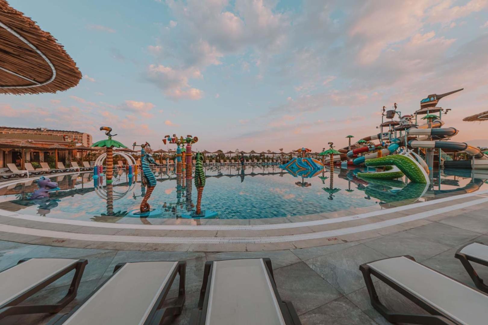 Hotel Dream Fun World Side Exterior foto